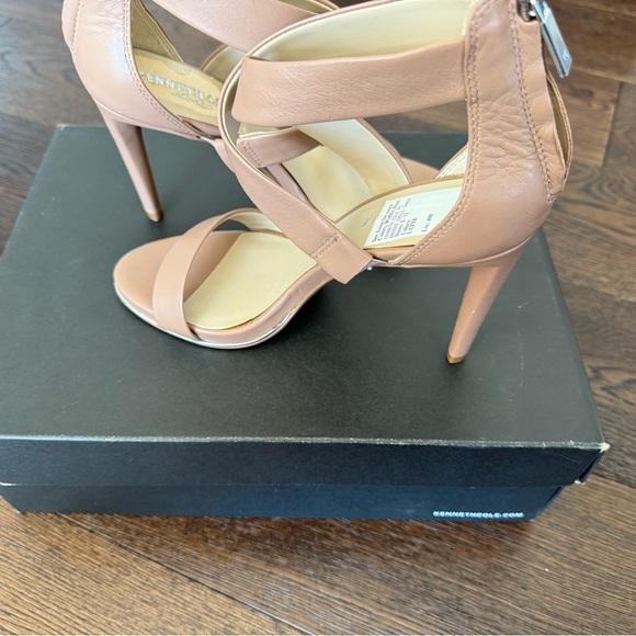 VGUC Kenneth Cole Tan New York Brooke Sandal 5.5M - Picture 9 of 10